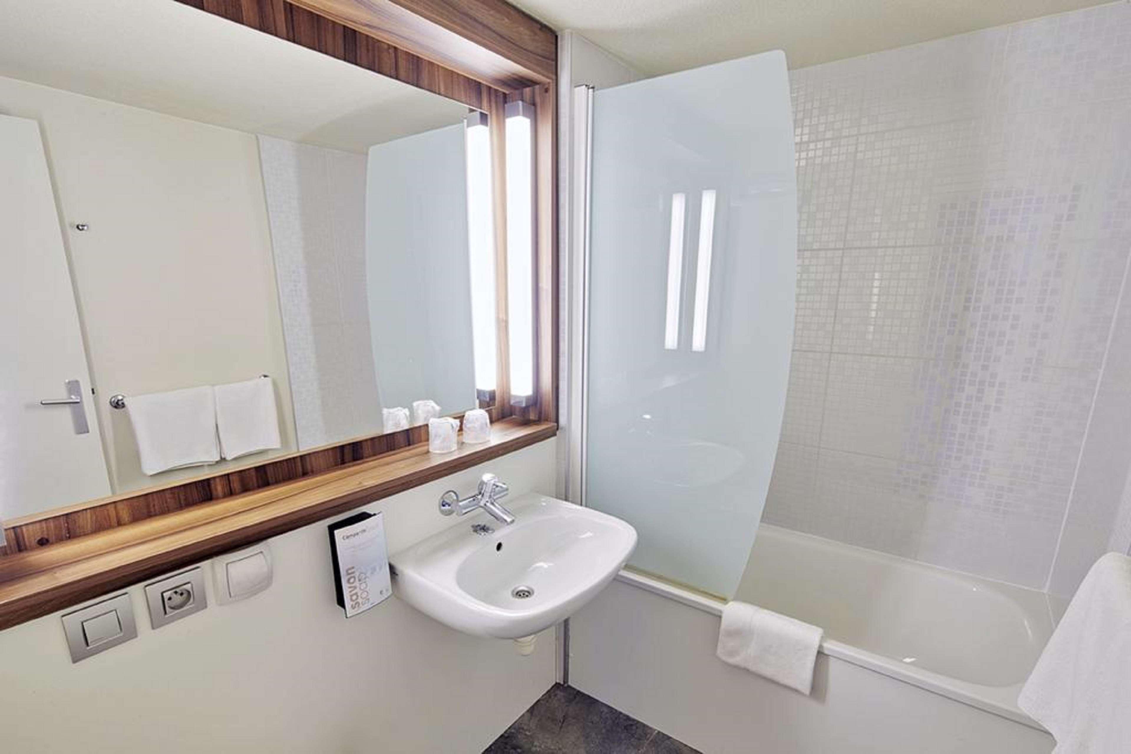 Campanile Lille - Lomme Hotel Bagian luar foto